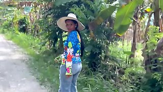 Latina girl meets her neighbor outside and gets on her knees to blow him