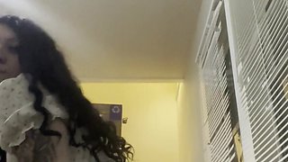 Emo college chick shakes her ass so you