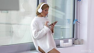 Blu Chanelle Mesmerizes in Solo Blonde Passion Heat