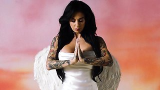 Curvy tattooed MILF shows off big boobs