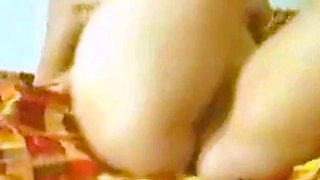 Blond skandinavisk hustru onanerer alene