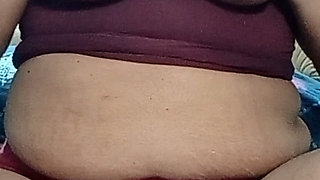 Desi bhabhi showing body on video call.