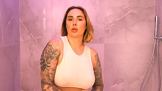 Big Ass Babe Is Not Happy with Her Husband Ad Gives You a Cheating Blowjob in the Toilet