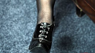 Kinky Babe Liv Revamped Showcases Her Feet