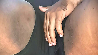 Masturbando a buceta grande da tia bbw no short apertado