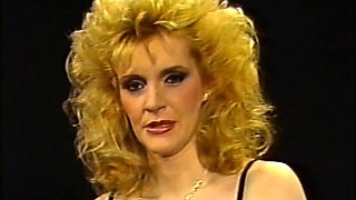 Sensual brunette and hardcore blonde threesome