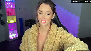 Amateur Webcam Teen Flashes Masturbates