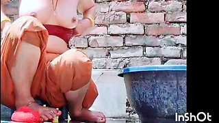 Fit Aur Qute Ladki Ki Chamakdar Bath Scene: Ek Lagbhag Masti Ka Anand"