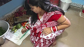 Beautiful Bengali Bhabhi Enjoy Holi Special with Her Neighbours Applied Lot of Colors in Hindi