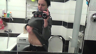 Huge Kate solo pissing!