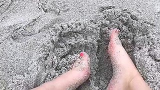 Amateur Foot Fetish Girlfriend Sucks and gives a Footjob