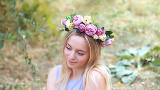 Cute all natural blonde shows sexy body