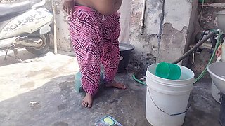 Indian Bhabhi's Hot Video While Bathing