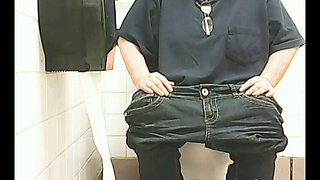 Chunky mature white lady in black jeans pisses in the toilet