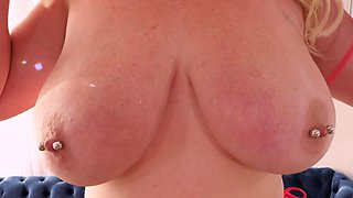 Big tits MILF showing what she can do in the sack