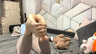 Touch yourself while my FEET ignore you