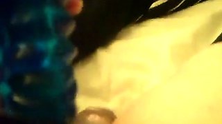 Dansk MILF leger med dildoer, mens du ser porno