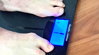 Sweeping Big Beauty Nurse Vicki Decides to Weigh Herself