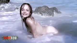 Alicya: Great Little Alicya Getting Naked by the Sea