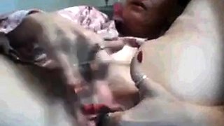 Deutsche Amateurin reibt sich vor der Webcam die Muschi