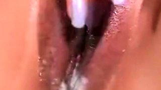 Thai amateur Kanya rubs her soaking cunt