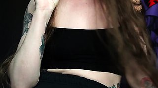 Cute amateur teen girl toying her pussy in bed on cam