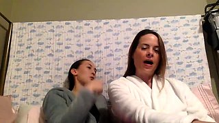 Amateur brunette lesbian whores eating box