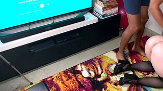 Hot amateur cam girl masturbates with her toy up close