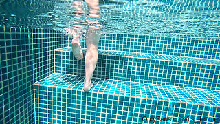 Risky Fucking in Public Pool