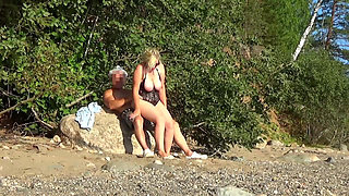 Pickup Sexy MILF on Coast