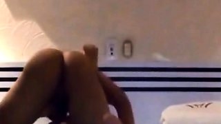 Esposa mexicana abierta de piernas para ser penetrada por su