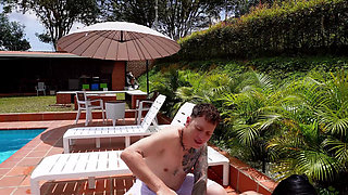 I Meet a Beautiful Big Ass Girl in a Hotel and We End up Fucking After Oiling Her Body
