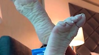 Amateur Foot Fetish Girlfriend Sucks and gives a Footjob