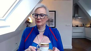 Mature housewife with big boobs takes a masturbation break