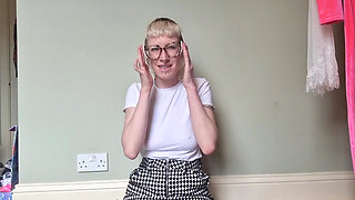 Custom Naive Women Tries Buttplugs in New Job