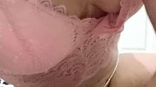 Cumshot amateur MILF suck and jerks dude in the bedroom