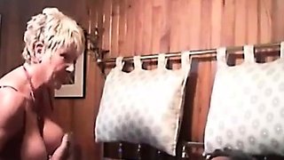 Mamie adore sucer et le sexe oral