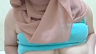 Playing with Pussy Is Very Seductive for Hijab Girls