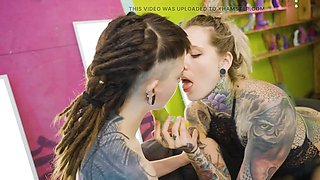 Tattooed Girl With Orange Big Strap on Trains Shy Teens Pussy!