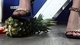 redhead bimbo teen crush cake and pee on it